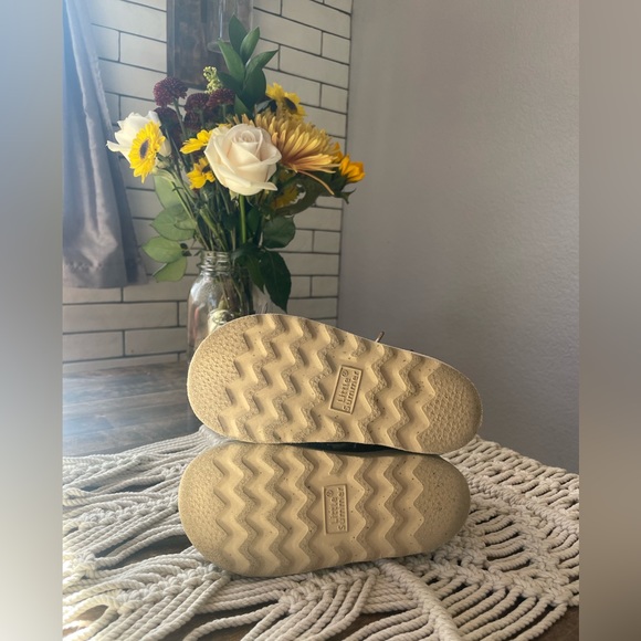 Leather Wing Tip Toddler Boots - Picture 3 of 8